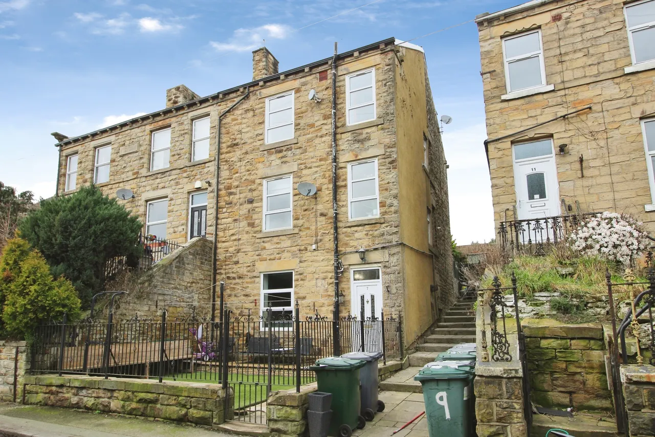 2 bed house for sale — Oaks Road, Batley