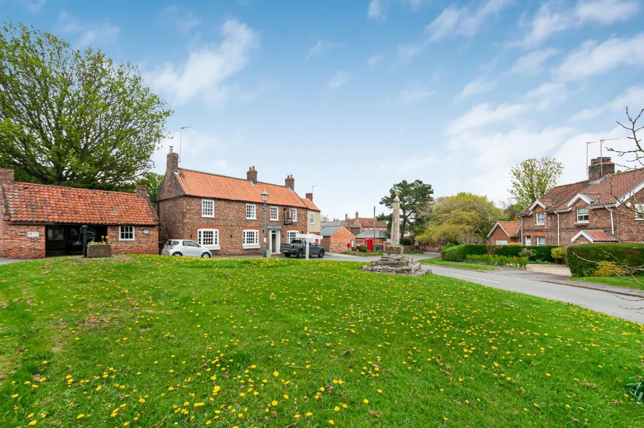 Mrs Crackers Cottage, 31 The Green, Lund, Driffield, photo 2