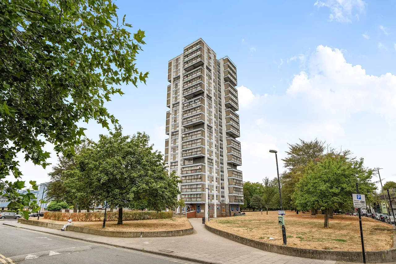 2 bed flat for sale — 10 Durrington Tower, Wandsworth Road, London