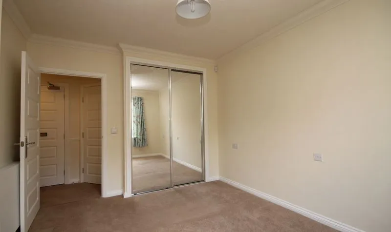 Kingston Avenue, Leatherhead, KT22, photo 4