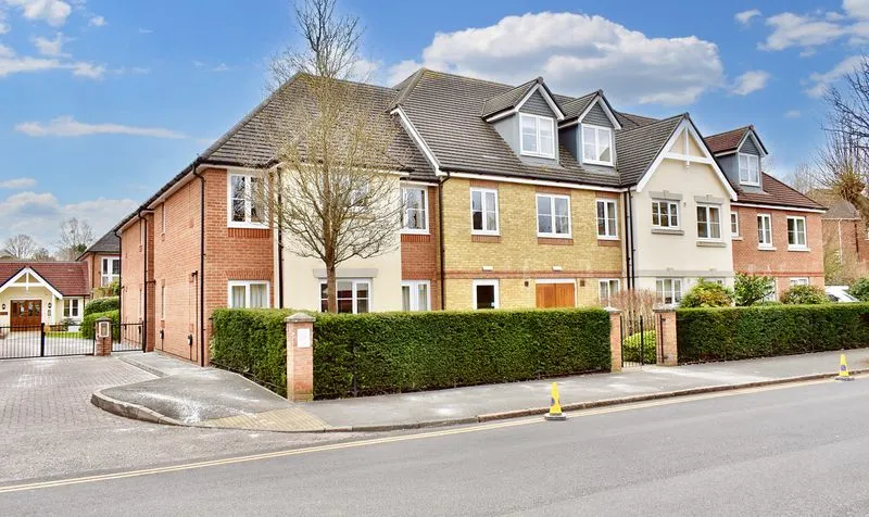 1 bed flat for sale — Kingston Avenue, Leatherhead, KT22