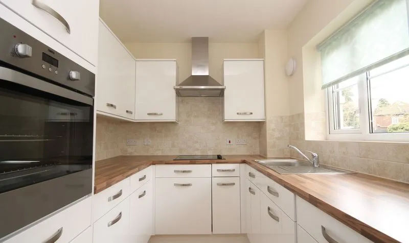 Kingston Avenue, Leatherhead, KT22, photo 3