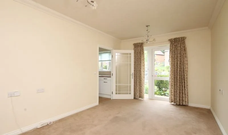 Kingston Avenue, Leatherhead, KT22, photo 2