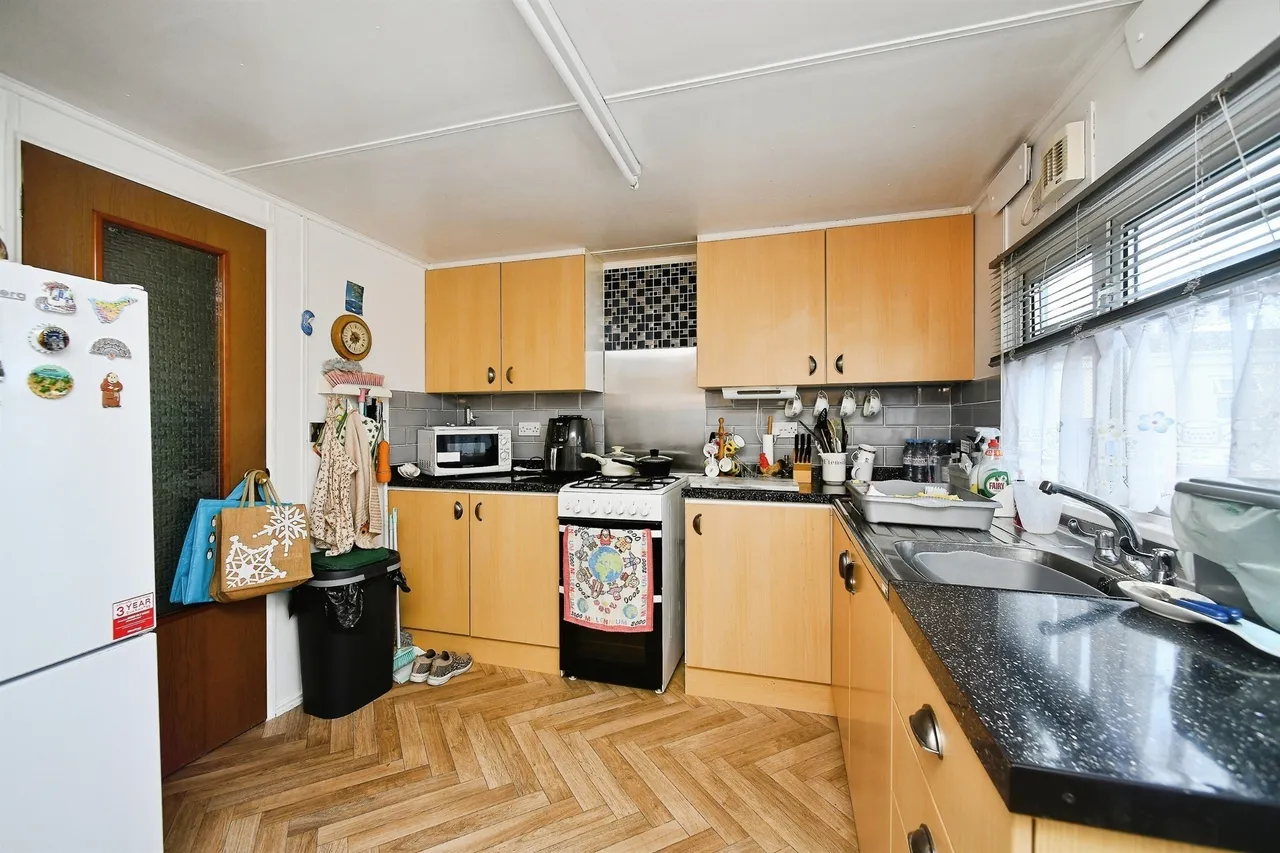 Court Farm Road, Newhaven, photo 3
