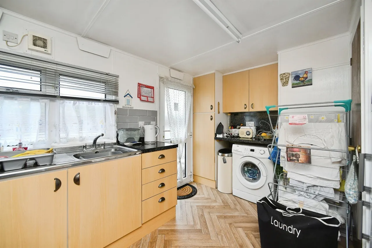 Court Farm Road, Newhaven, photo 10