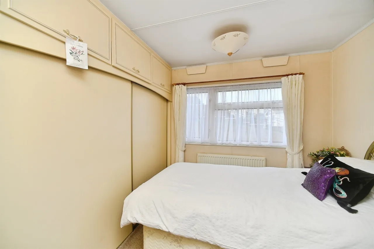 Court Farm Road, Newhaven, photo 6