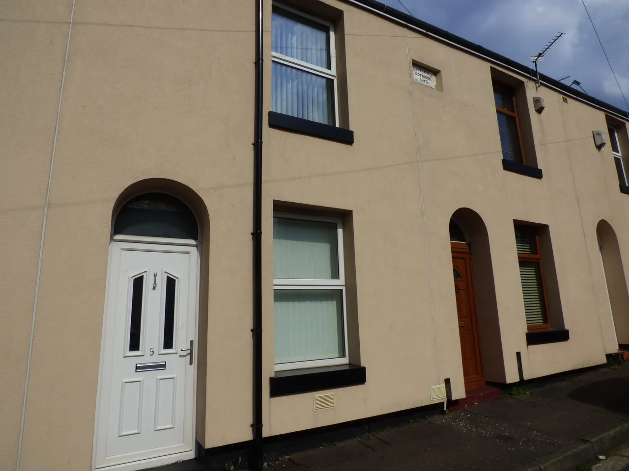 2 bed house to rent, Heape Street, Rochdale, OL11