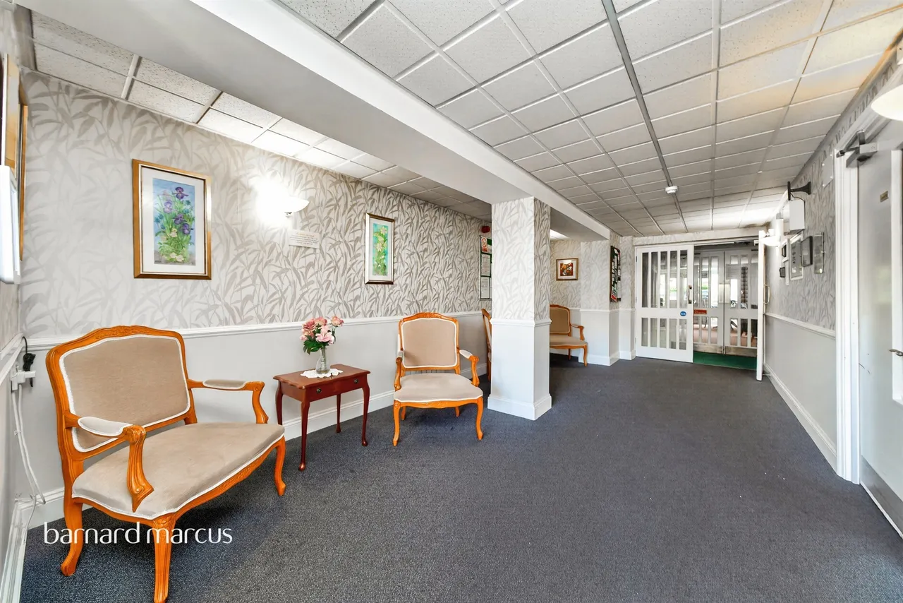 High Street, Feltham, TW13, photo 8