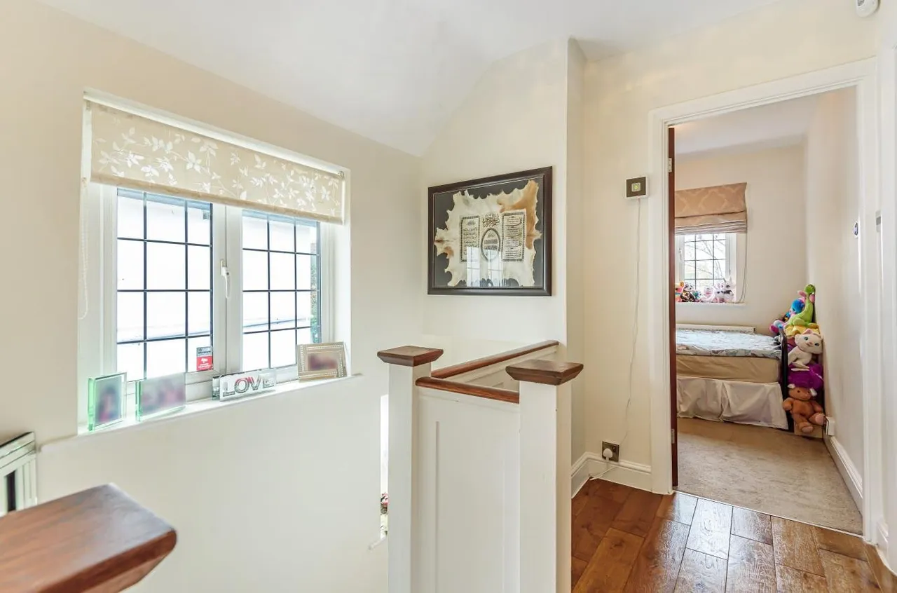 Sutton Lane, Banstead, Surrey, SM7 3QP, photo 12