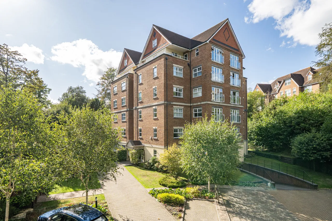 3 bed flat for sale, Wray Common Road, Reigate, RH2