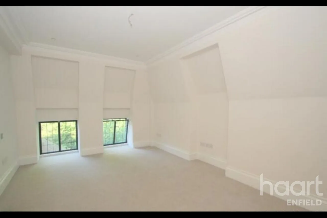 London, NW7, photo 6