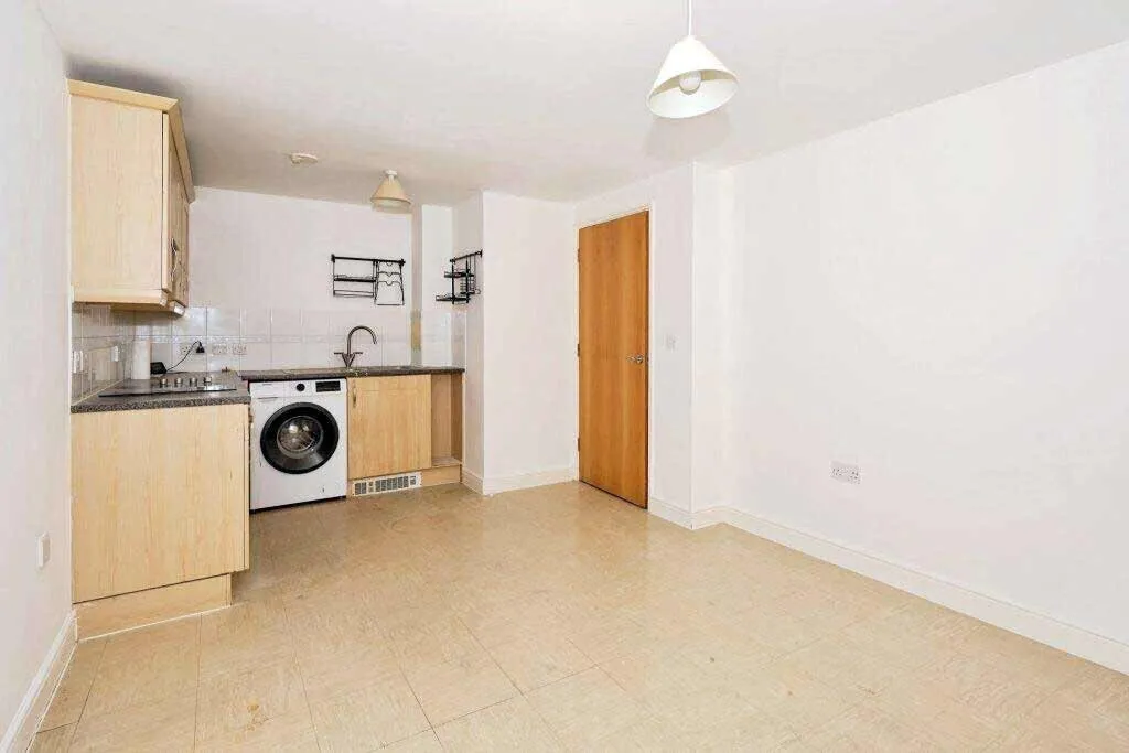 Station Approach, Epsom, KT19, photo 3