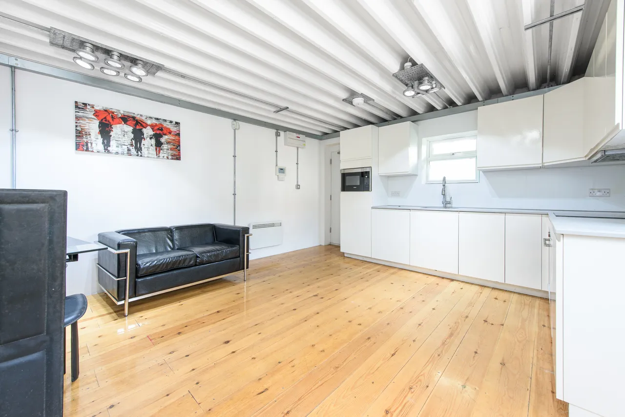 Flat 5, 1 Scout Way, London, photo 2