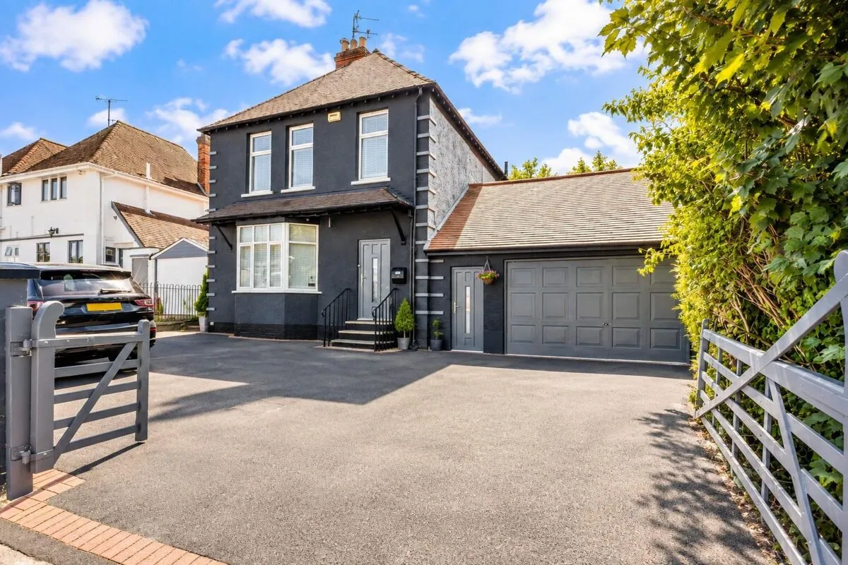 4 bed house for sale, London Road, Cheltenham, GL52