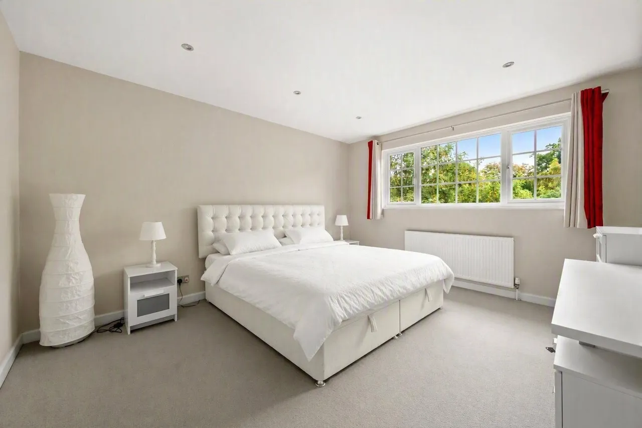 Angas Court, Pine Grove, Weybridge, Surrey, KT13, photo 11
