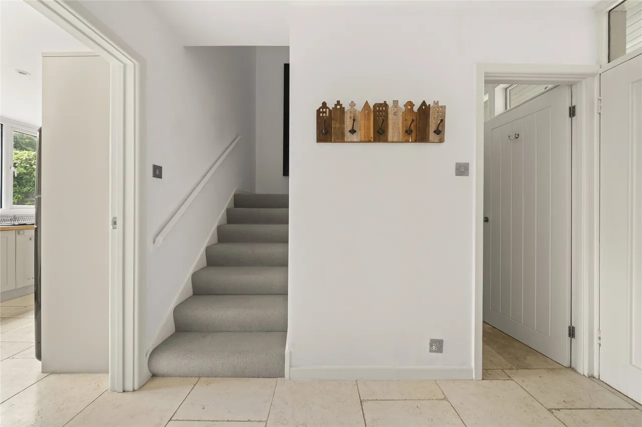 Angas Court, Pine Grove, Weybridge, Surrey, KT13, photo 7
