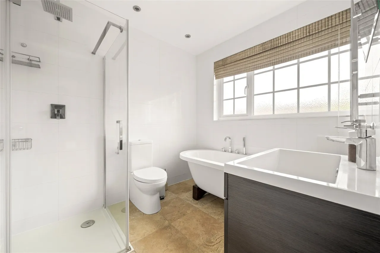 Angas Court, Pine Grove, Weybridge, Surrey, KT13, photo 9