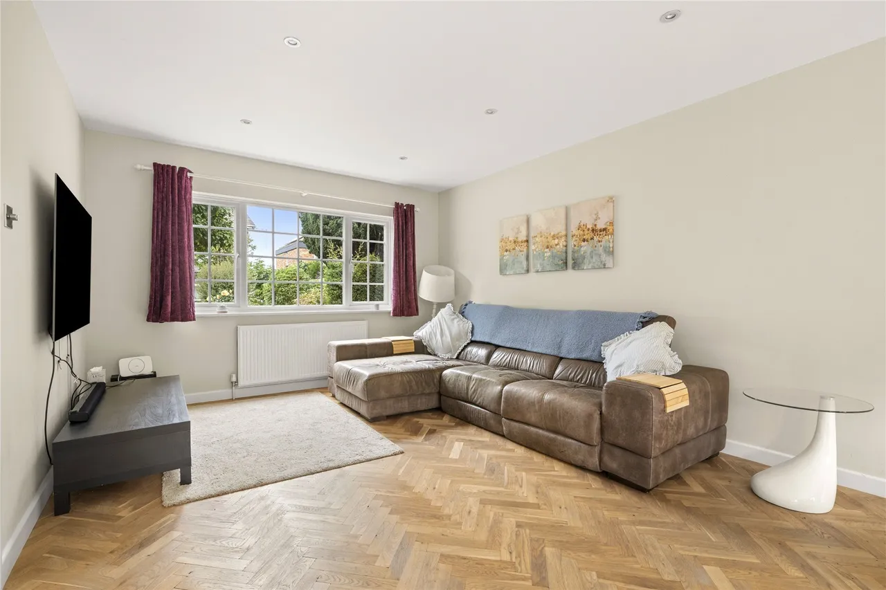 Angas Court, Pine Grove, Weybridge, Surrey, KT13, photo 4