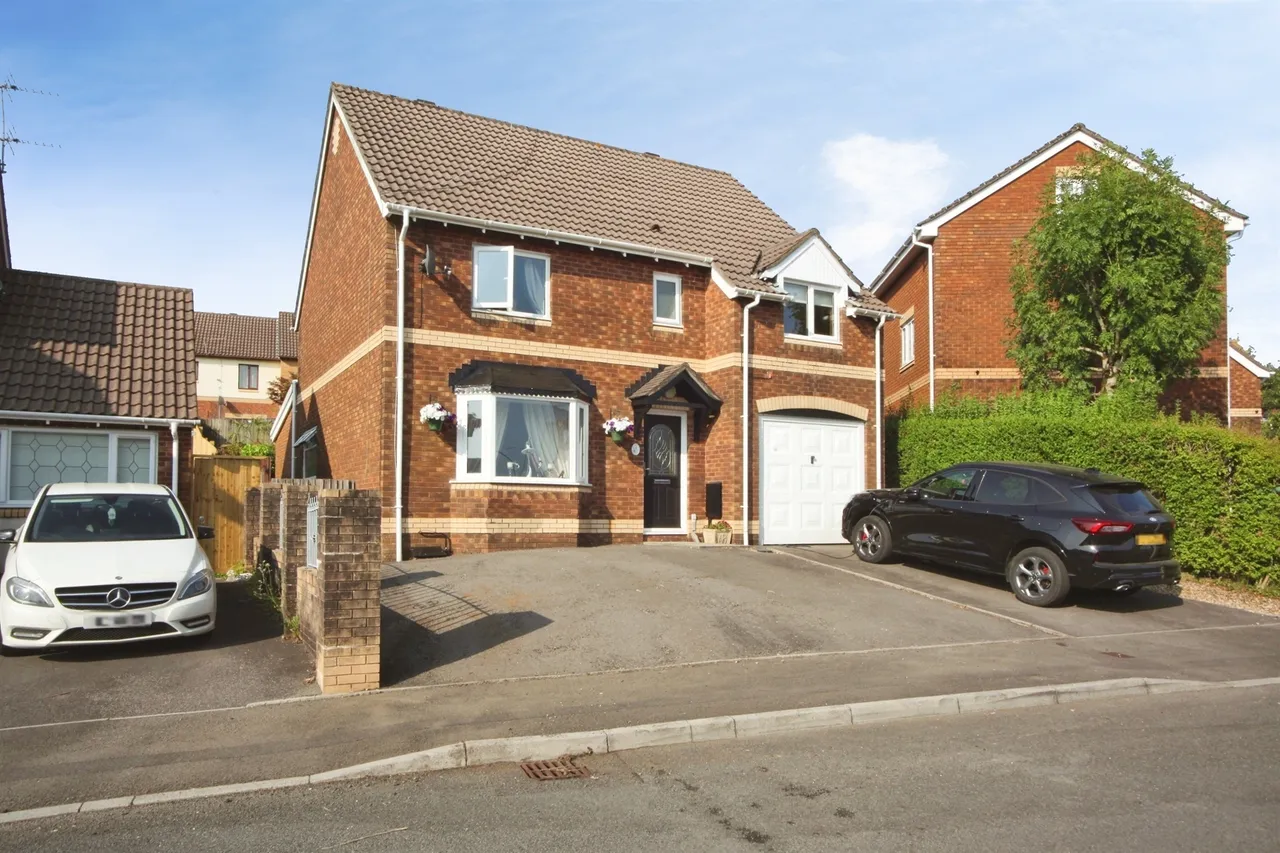 4 bed house for sale — Clos Myddlyn, Beddau, Pontypridd