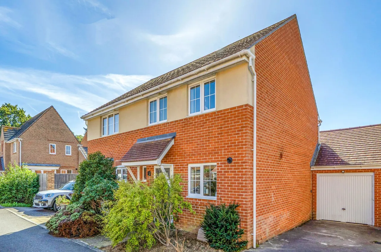 3 bed property for sale, Wood Hill Way, Felpham, PO22