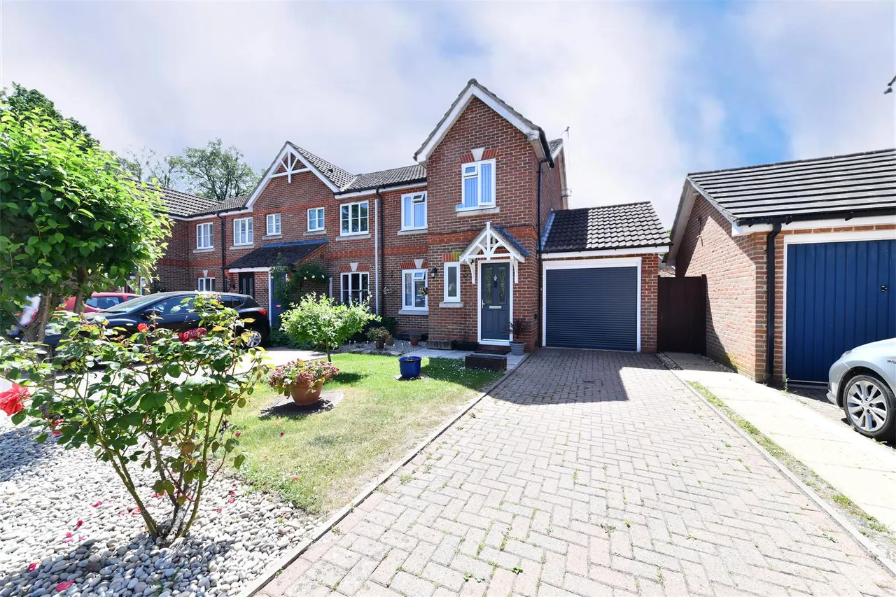 3 bed house for sale — Old Bourne Way, Stevenage, Herts, SG1 6AE