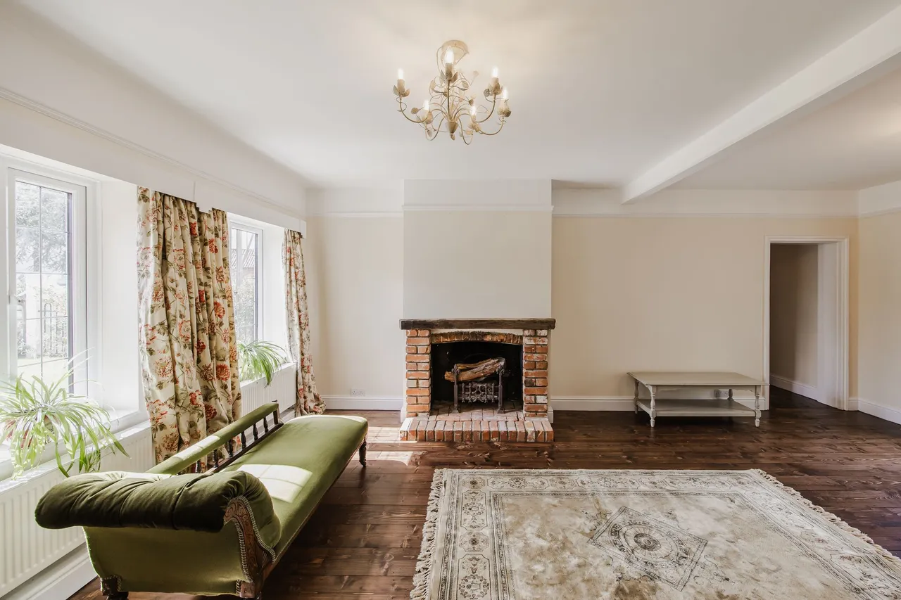 Beautifully Renovated Period Home in, photo 3