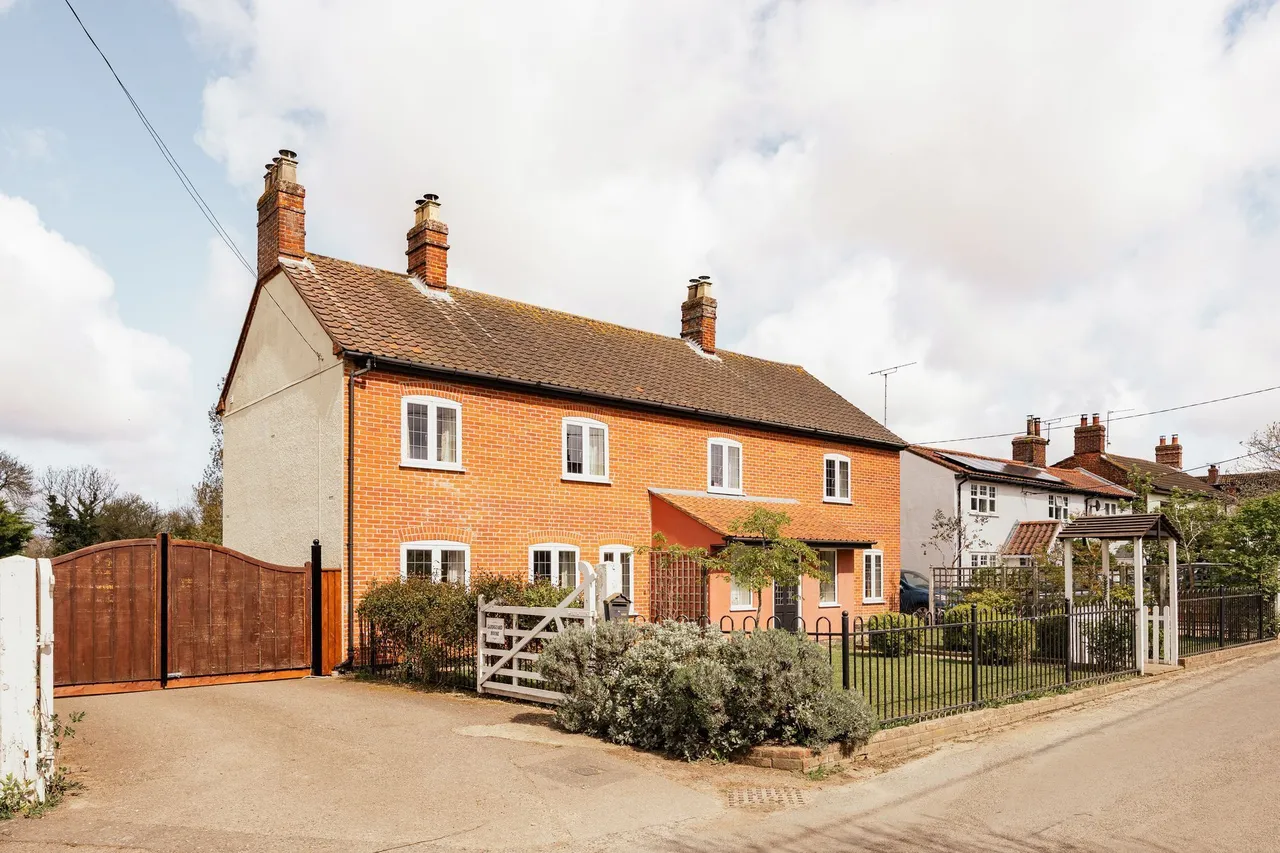 Beautifully Renovated Period Home in, photo 4