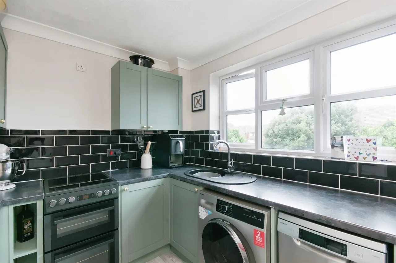 Hudson Close, Eastbourne, photo 3