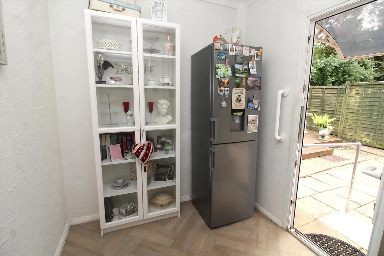 Norman Court, Little Heath, Potters Bar EN6 1HY, photo 9