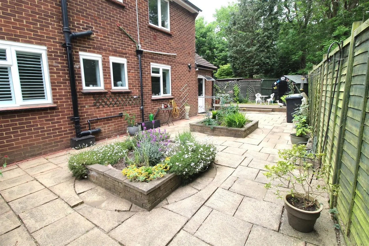 Norman Court, Little Heath, Potters Bar EN6 1HY, photo 2