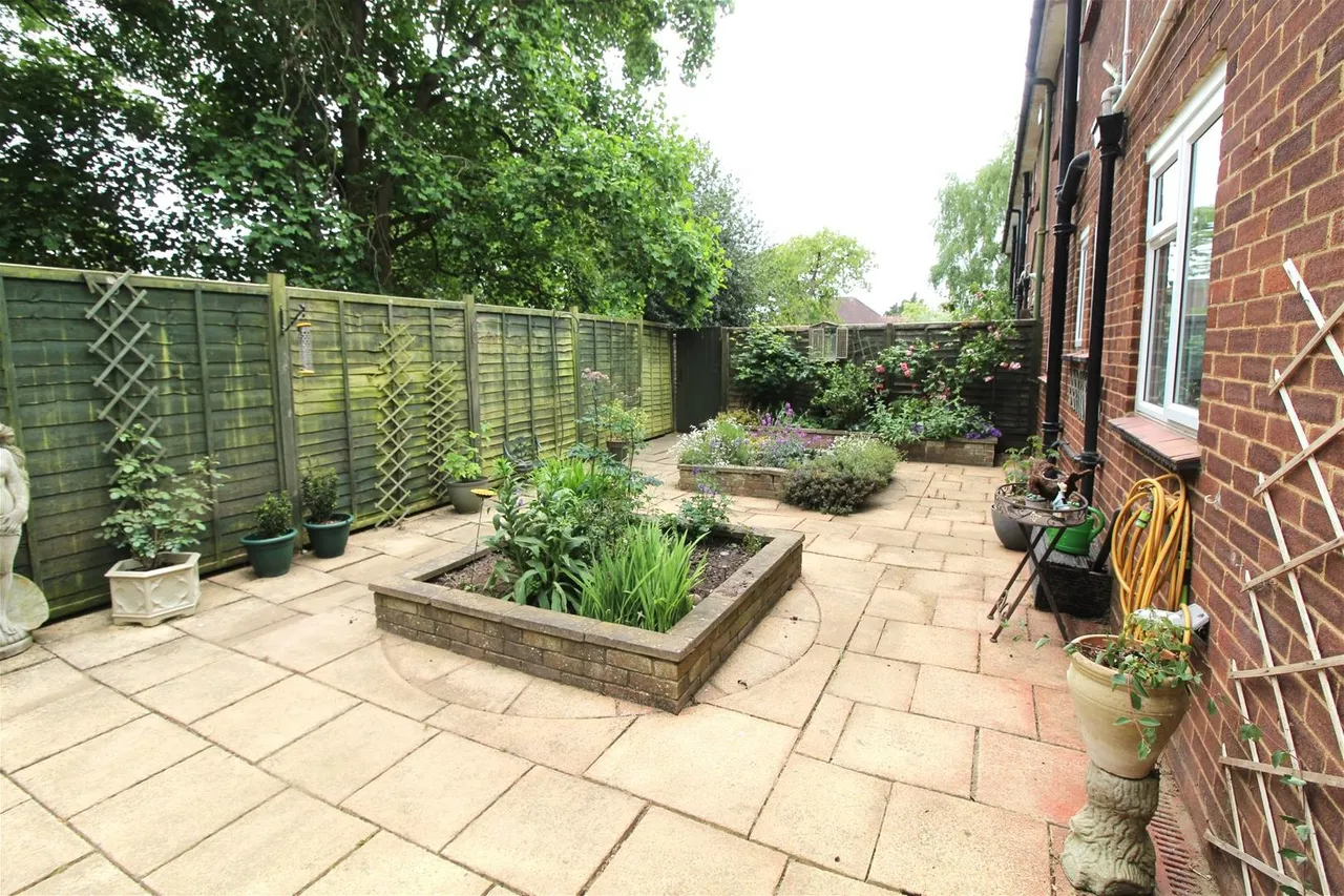 Norman Court, Little Heath, Potters Bar EN6 1HY, photo 16