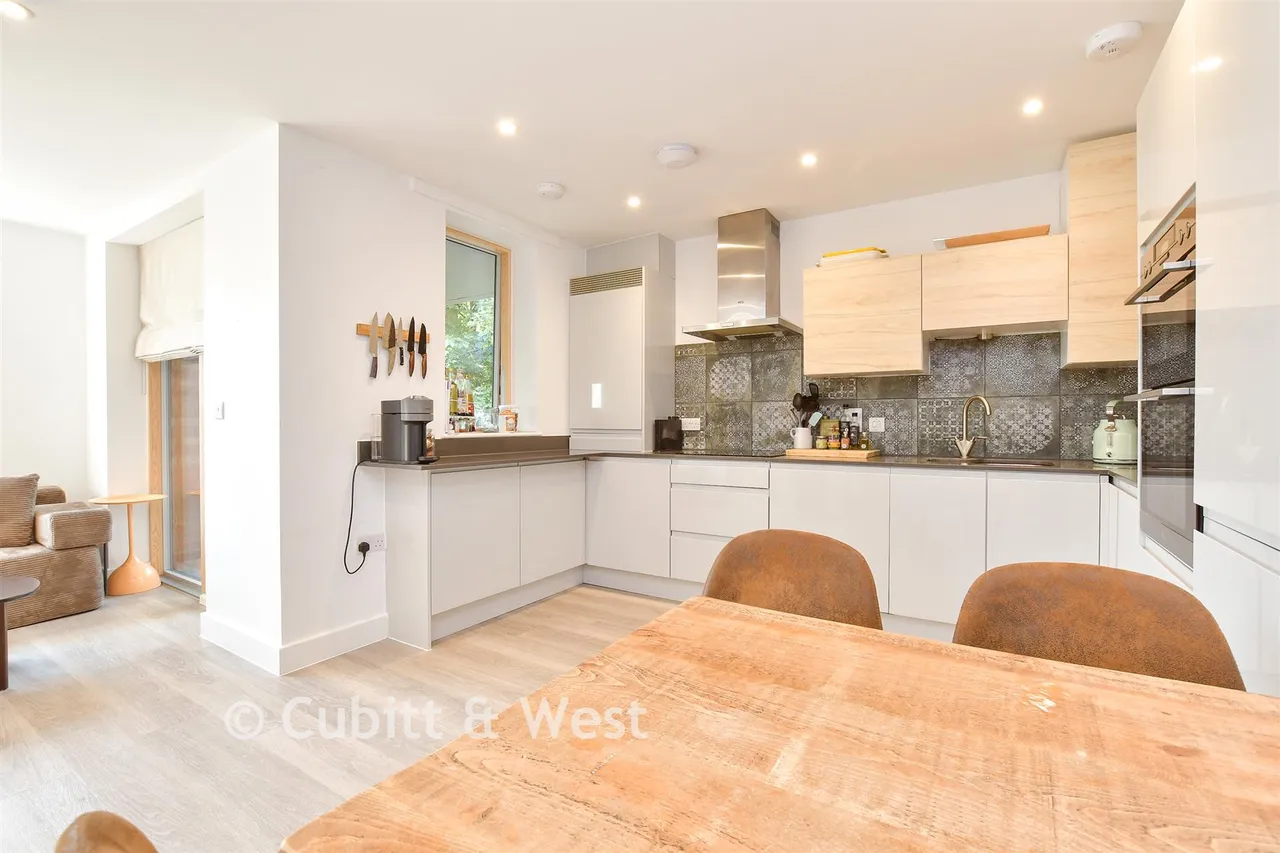 Back Stage Walk, Wallington, SM6, photo 7