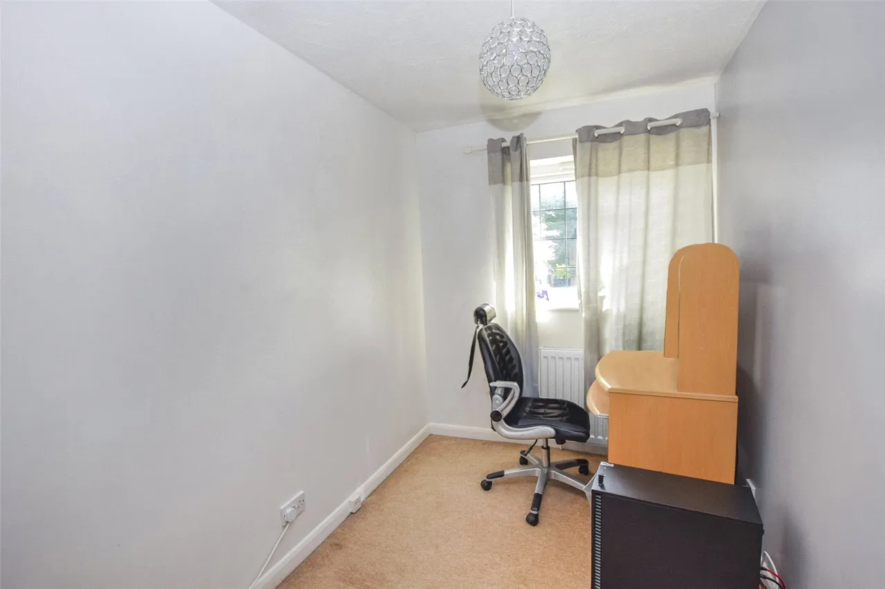 Manor Farm Close, Ash, Guildford, Surrey, GU12 6LE, photo 5