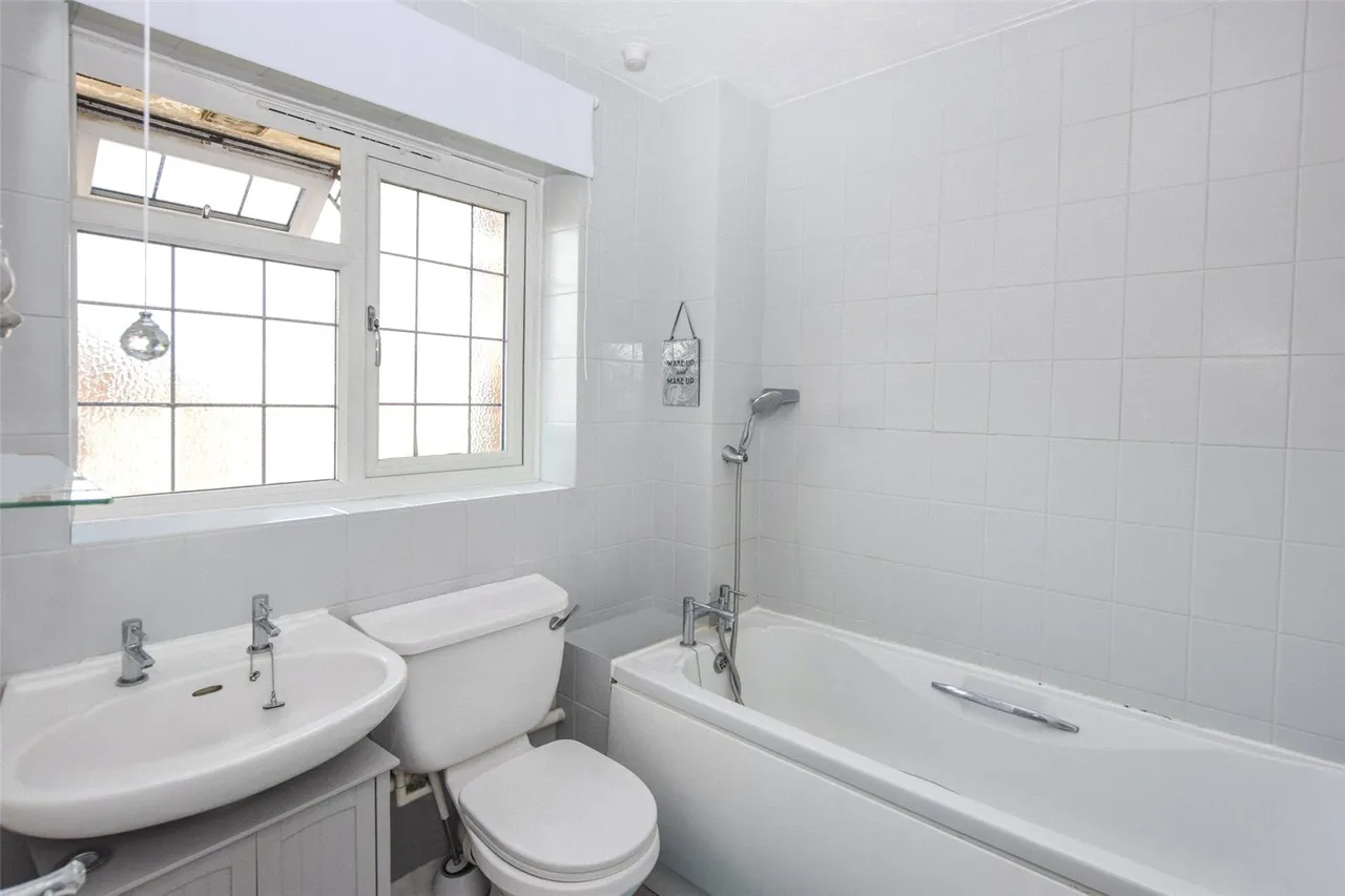 Manor Farm Close, Ash, Guildford, Surrey, GU12 6LE, photo 6