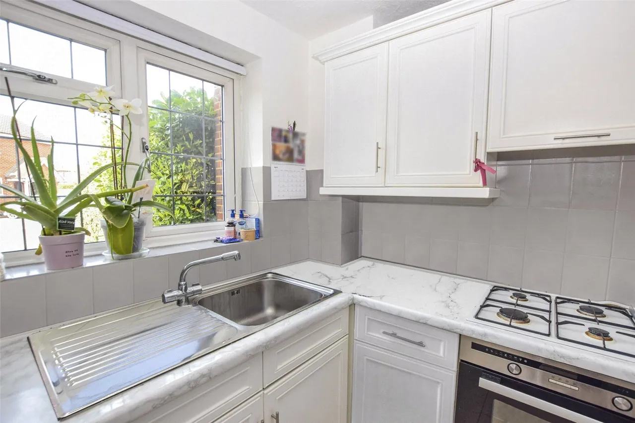 Manor Farm Close, Ash, Guildford, Surrey, GU12 6LE, photo 4