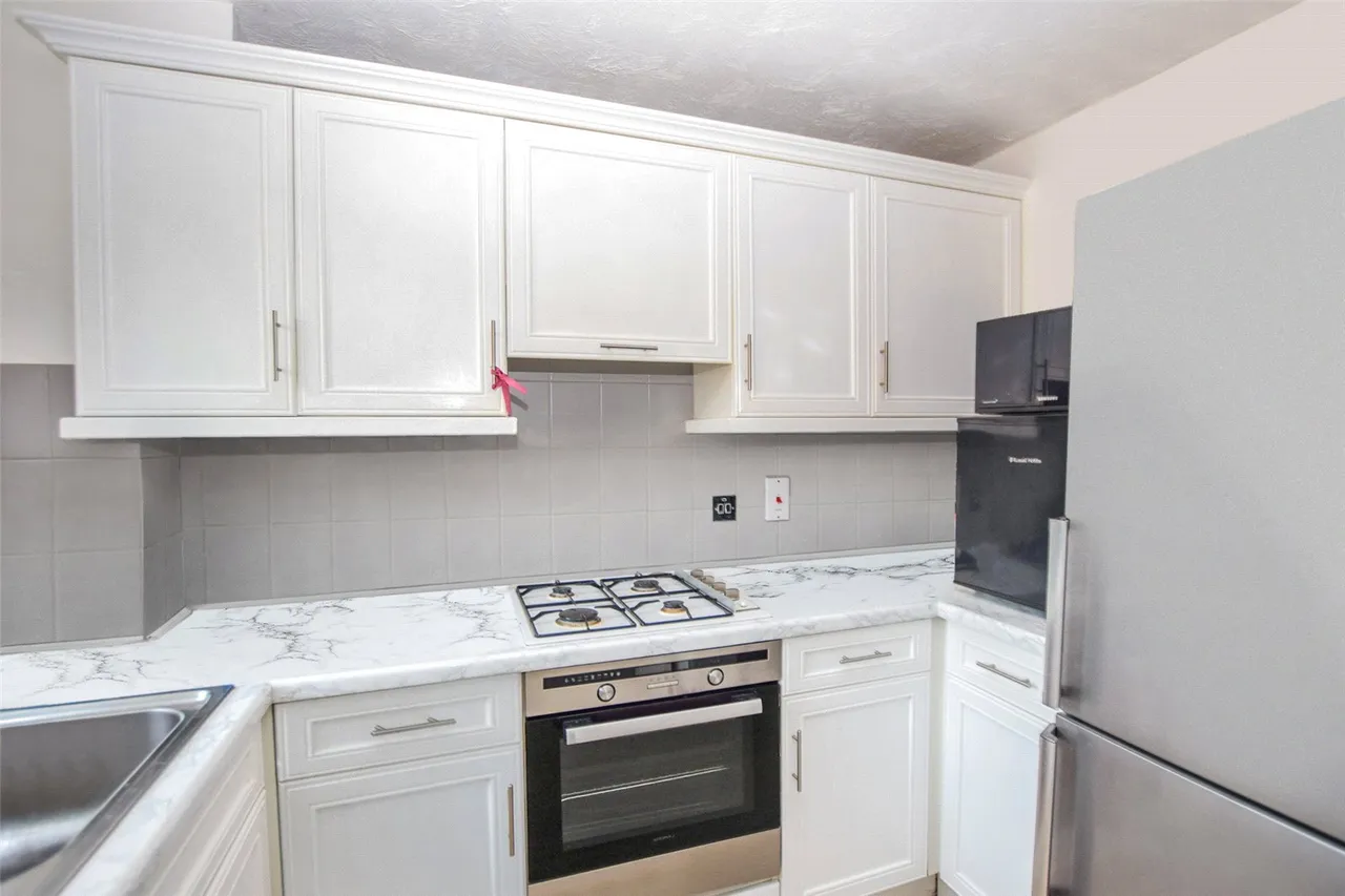 Manor Farm Close, Ash, Guildford, Surrey, GU12 6LE, photo 7