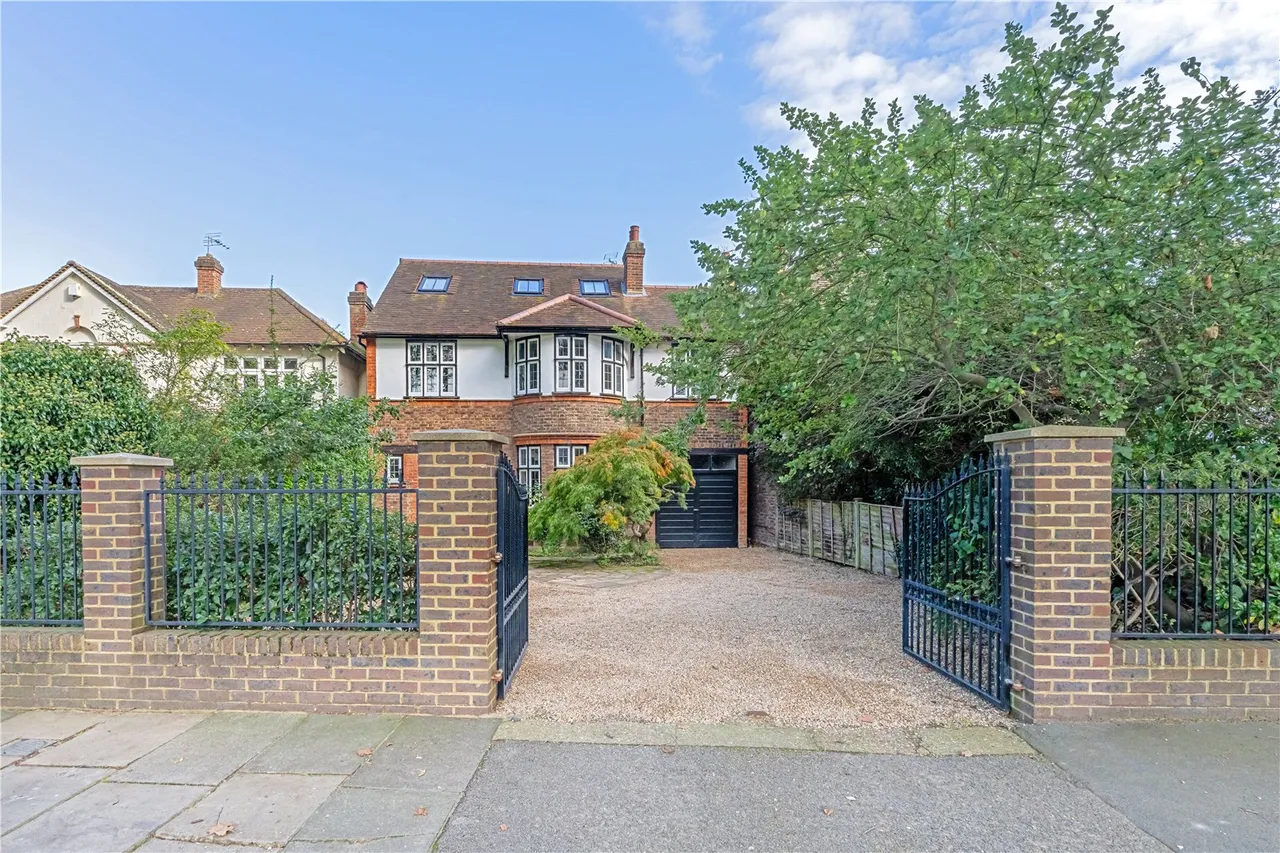 5 bed house for sale — Wensleydale Road, Hampton, TW12 2LT