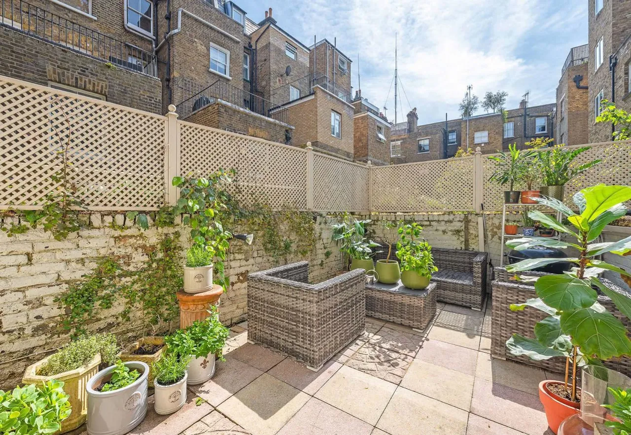2 bed flat for sale — 93a Finborough Road, London