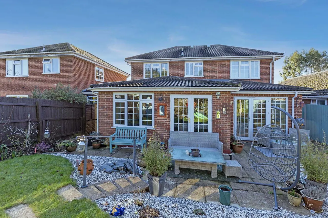 5 bed house for sale — Balmoral, Cranbrook Drive, Maidenhead, Berkshire