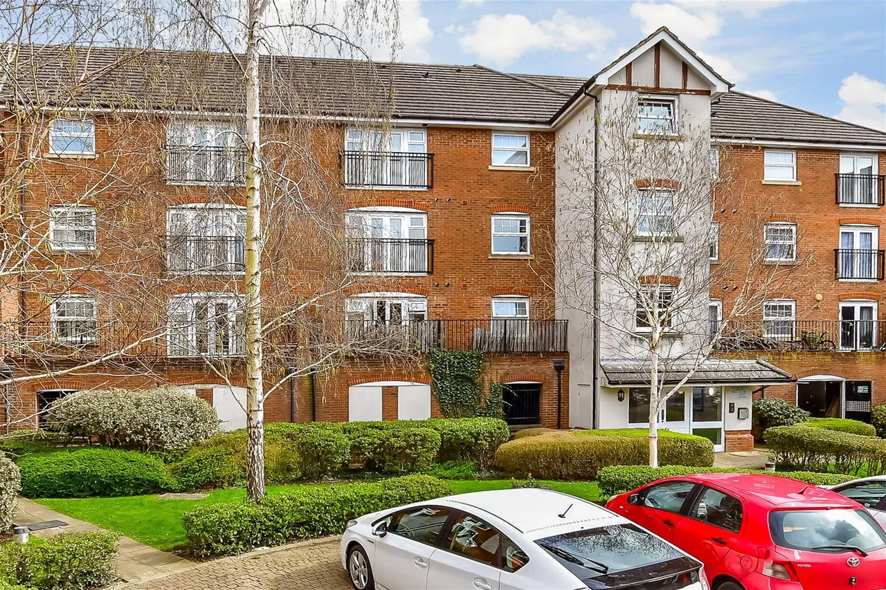 2 bed flat for sale, Woodfield Road, Crawley, RH10
