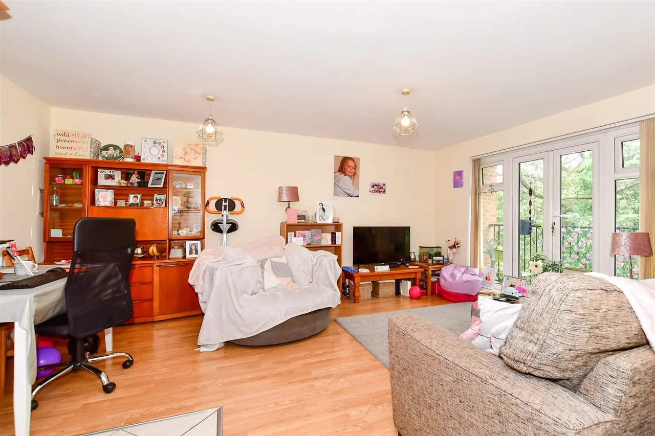 Woodfield Road, Crawley, RH10, photo 5