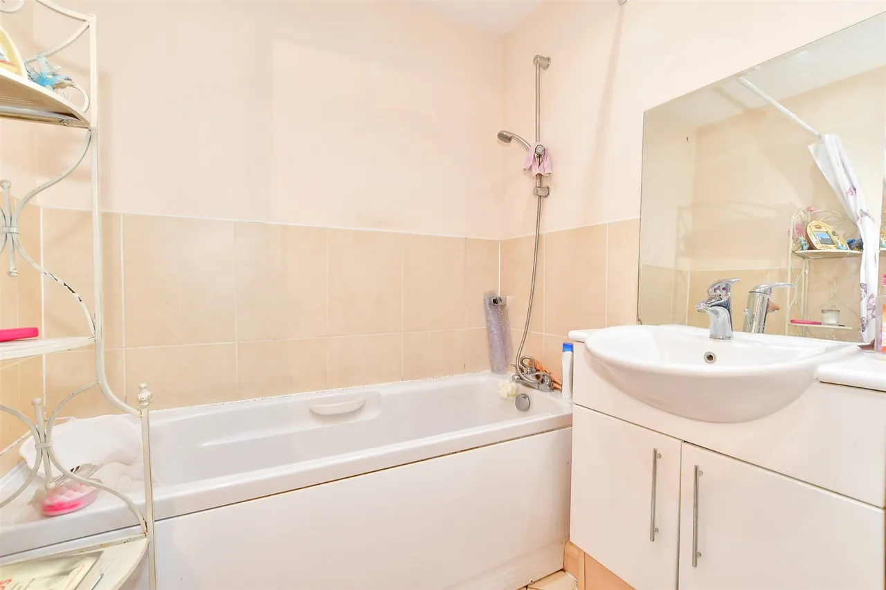 Woodfield Road, Crawley, RH10, photo 9