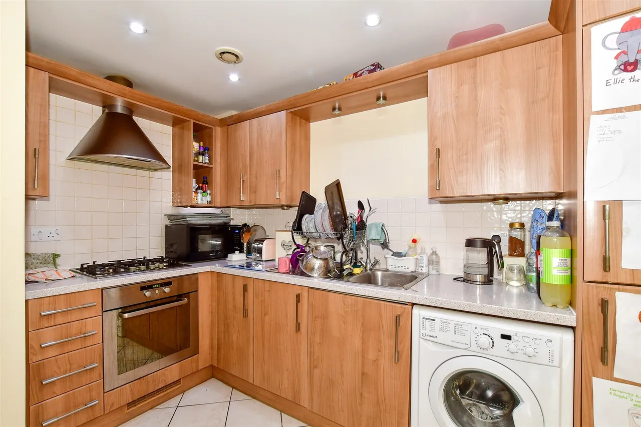 Woodfield Road, Crawley, RH10, photo 4