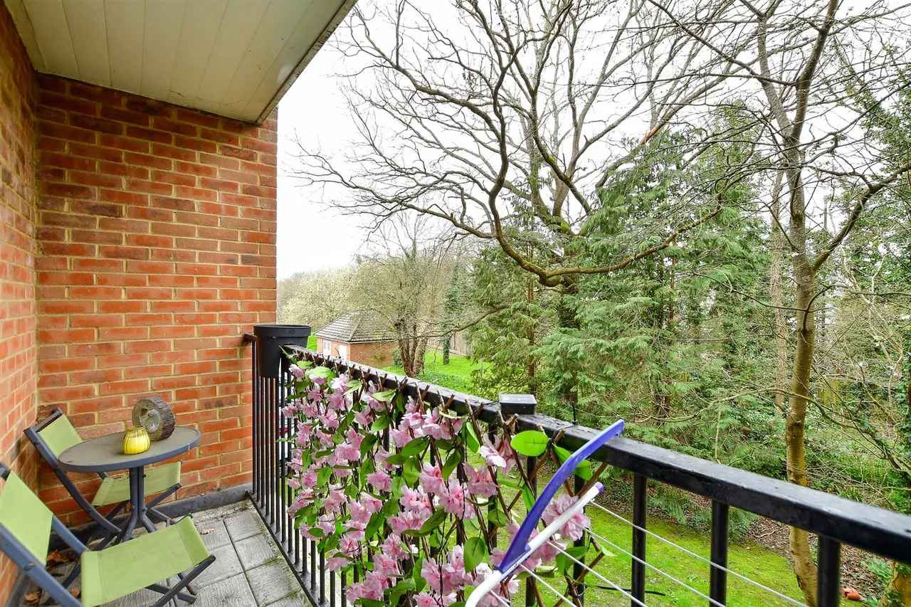 Woodfield Road, Crawley, RH10, photo 2