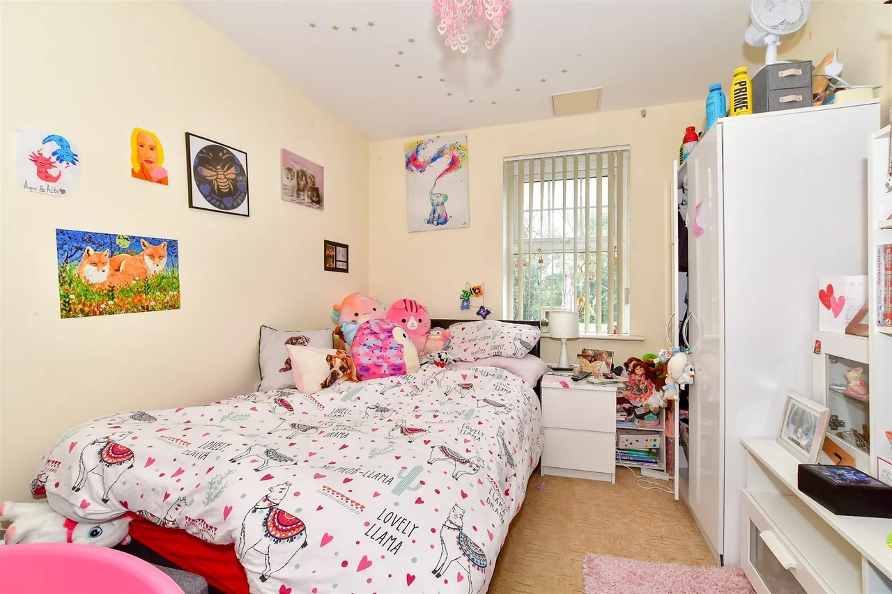 Woodfield Road, Crawley, RH10, photo 8