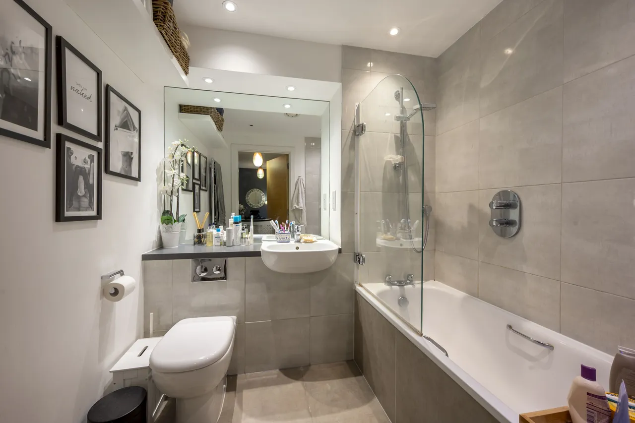 Apartment 307, Walpole Lodge, 7 Plaza Gardens, London, photo 5
