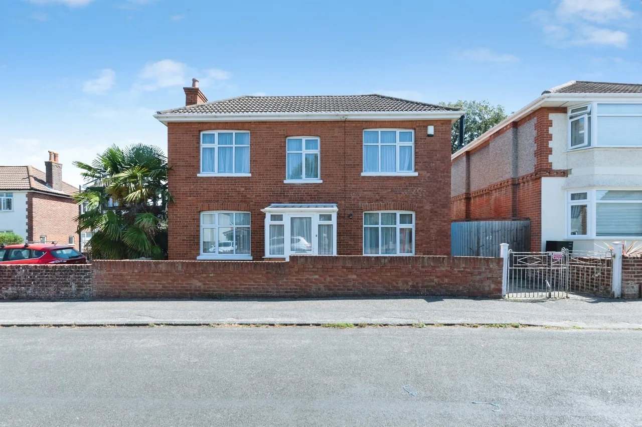 3 bed house for sale — Hood Crescent, Bournemouth