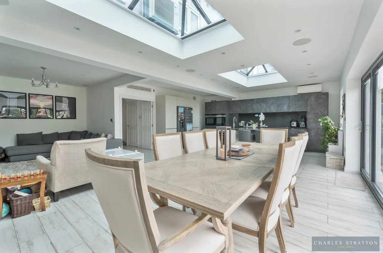Pemberton Avenue, Romford, Essex, RM2 6HA, photo 2