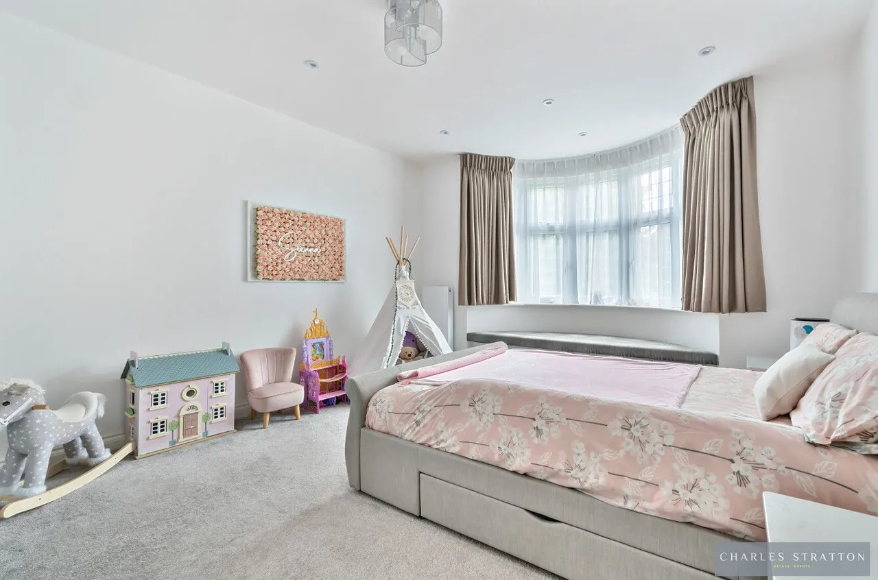 Pemberton Avenue, Romford, Essex, RM2 6HA, photo 12