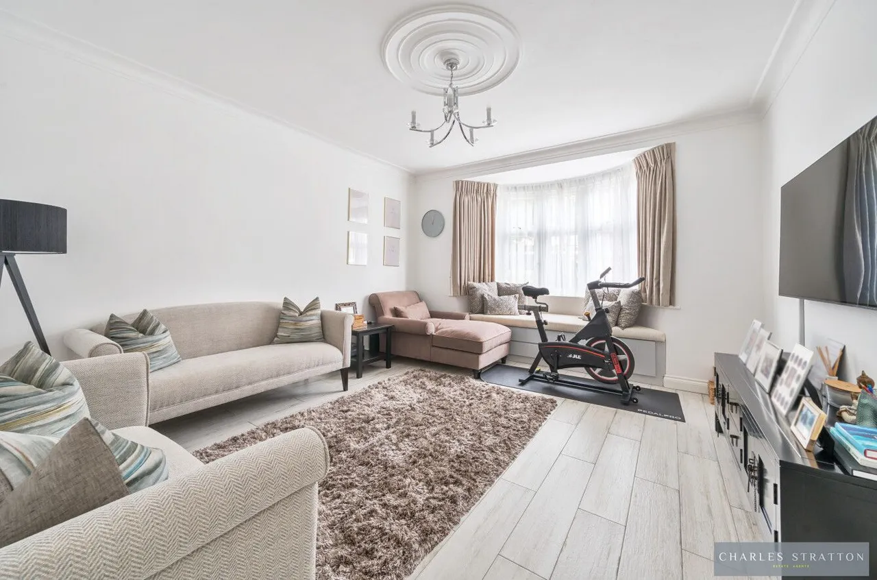 Pemberton Avenue, Romford, Essex, RM2 6HA, photo 6